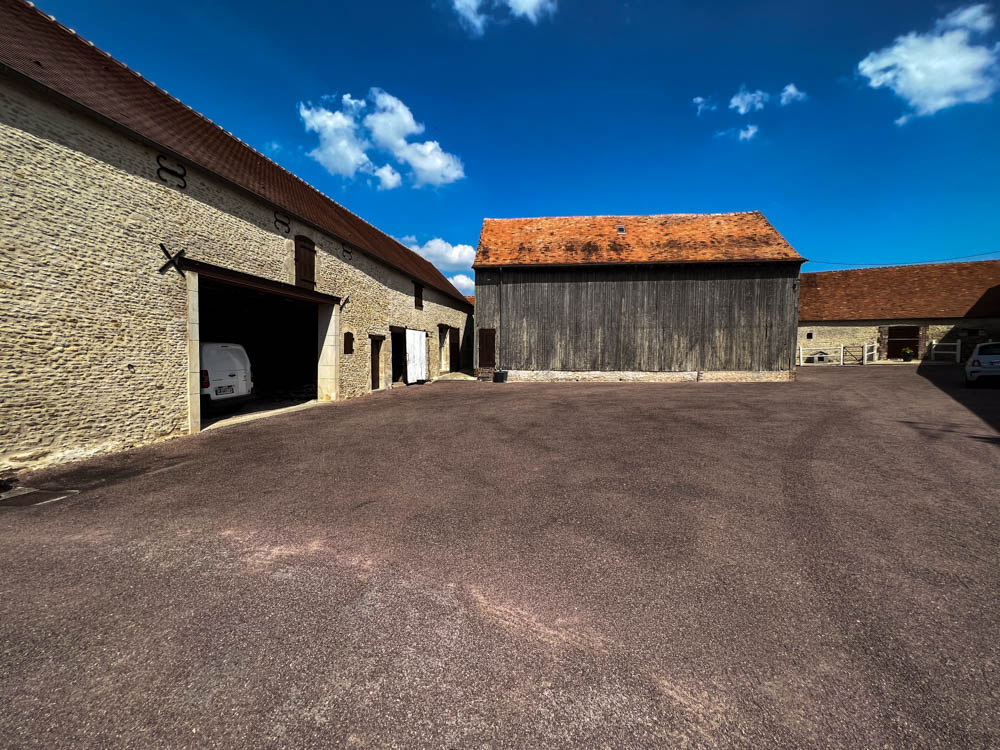 Important corps de ferme en pierre et tuiles  d’environ 1500 m² sur 4223 m²