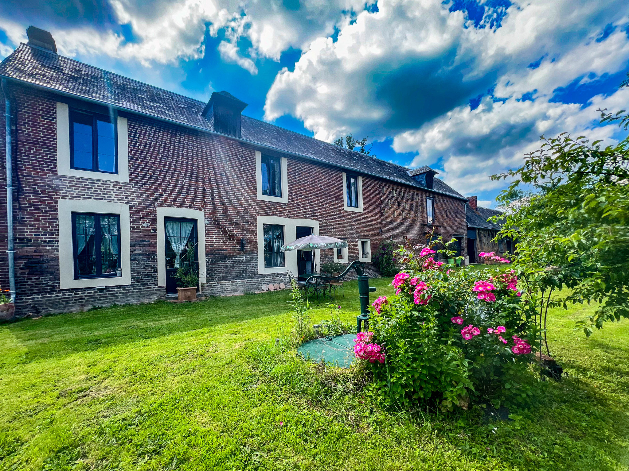 Maison en brique et colombages très bien rénovée