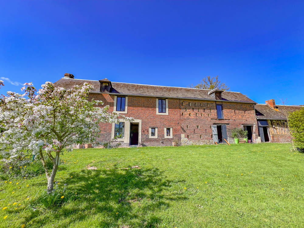 Maison en brique et colombages très bien rénovée