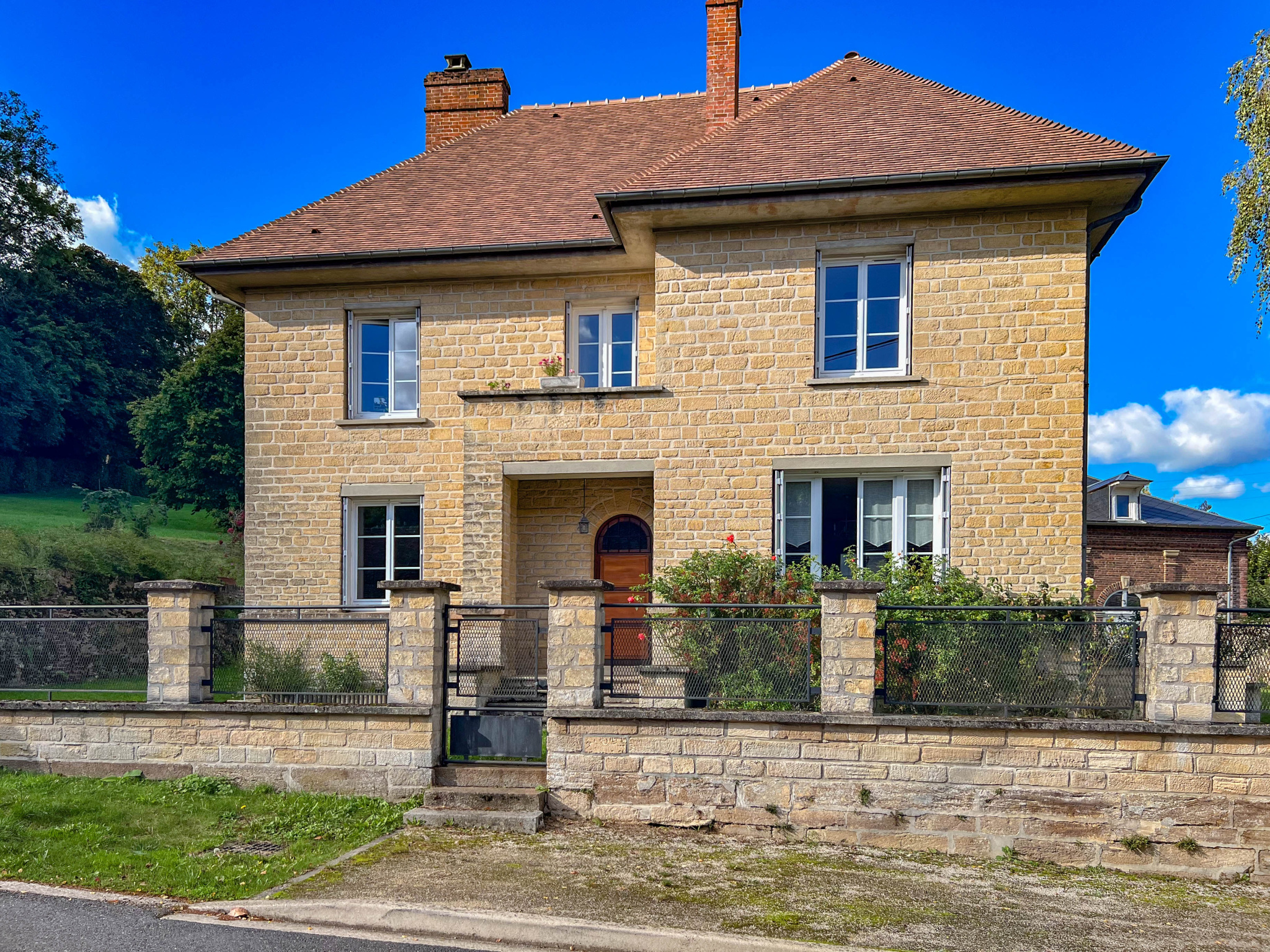Maison de maître et dépendance en briques avec un beau jardi