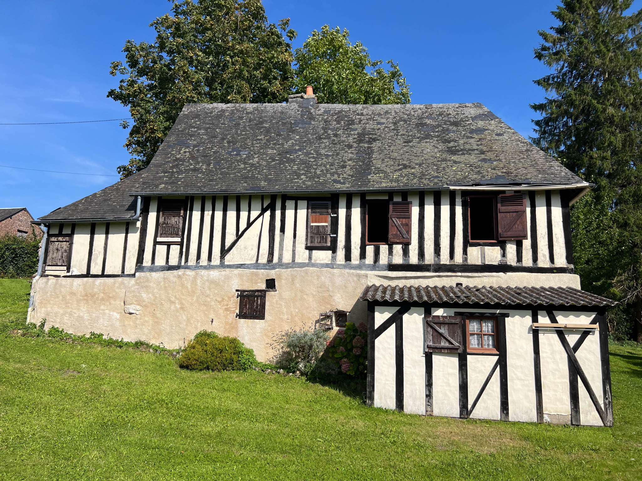 Maison en colombages à rénover non loin du centre-ville de V
