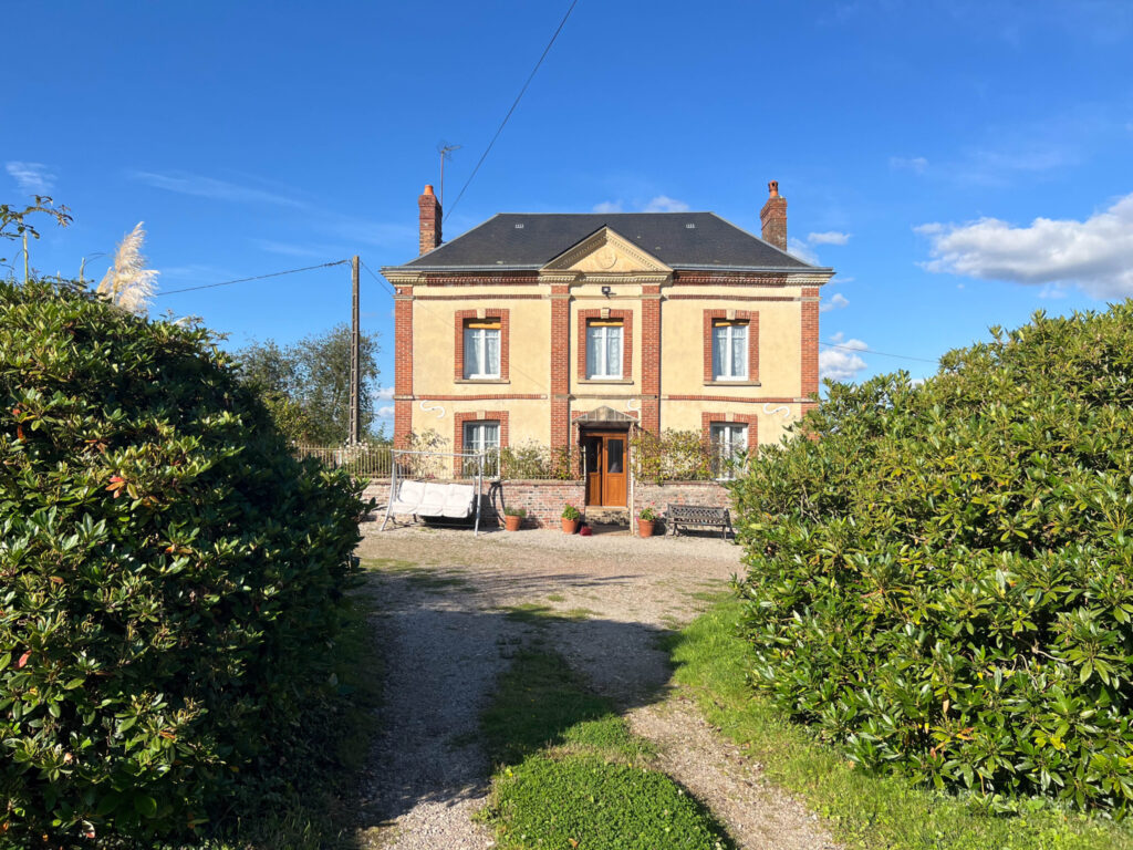 Maison de maître au fond d’une allée au calme avec annexes