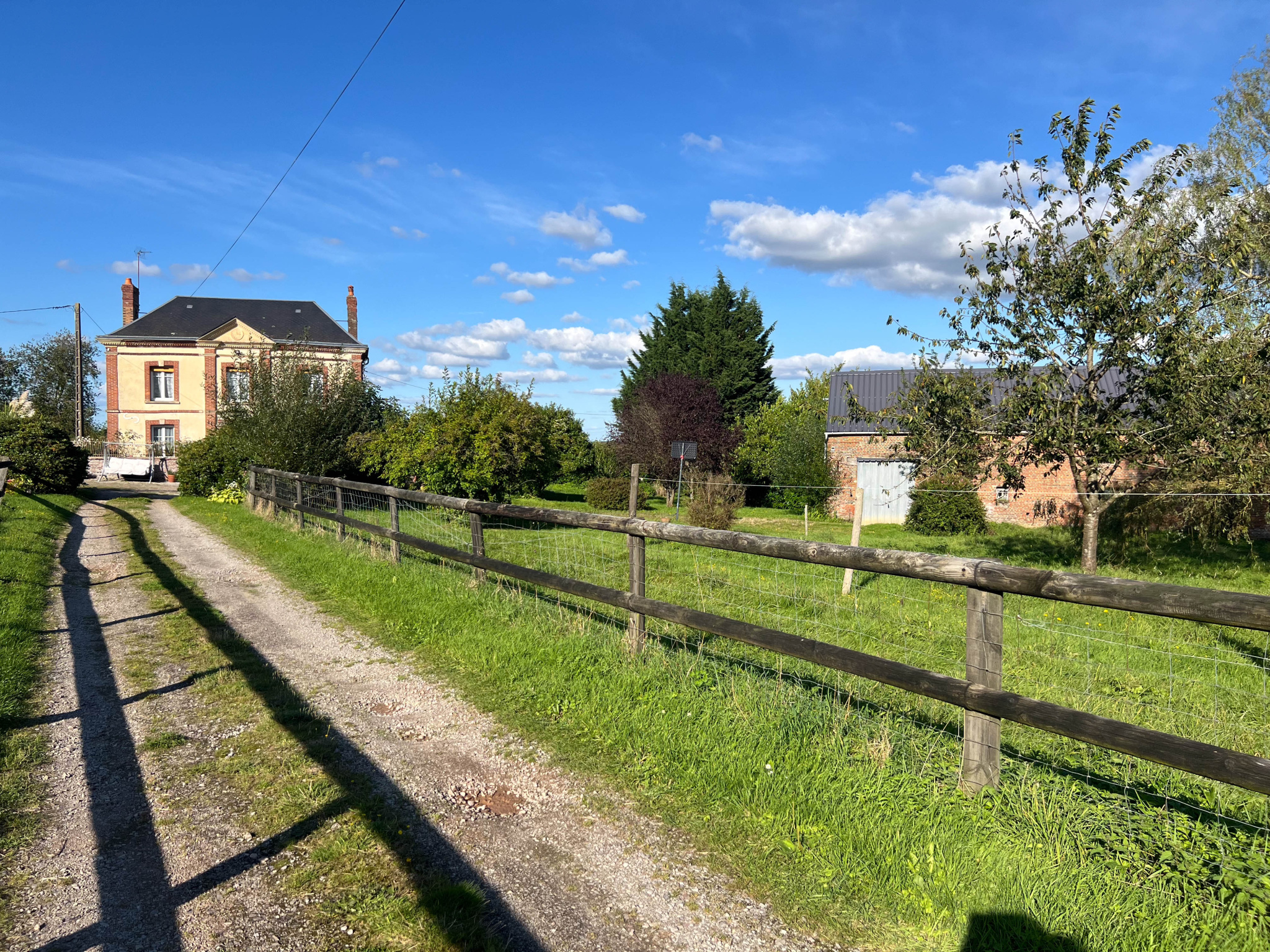 Maison de maître au fond dune allée au calme avec annexes