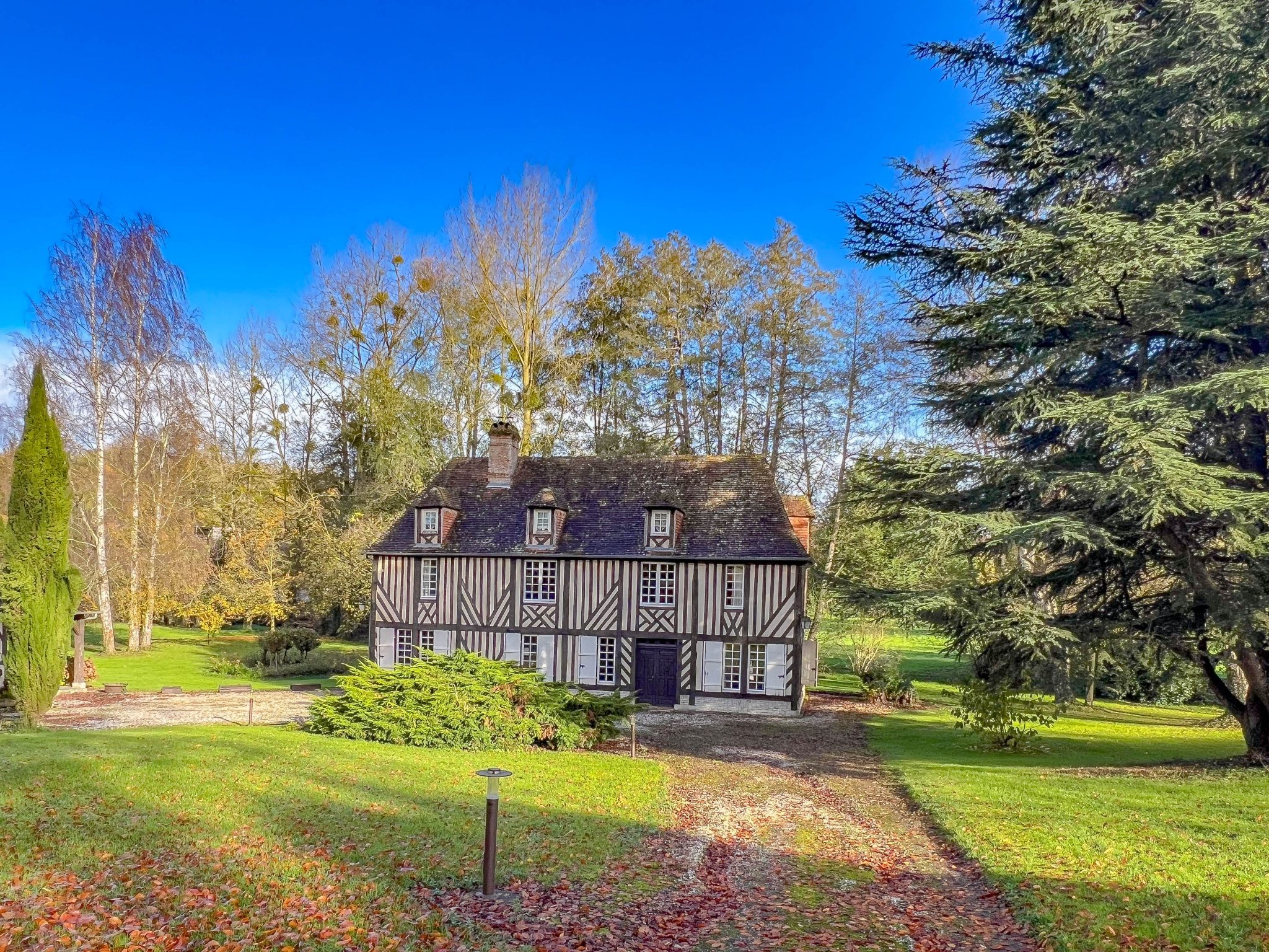 Un beau manoir dans un parc valloné avec ruisseau du Pays d’