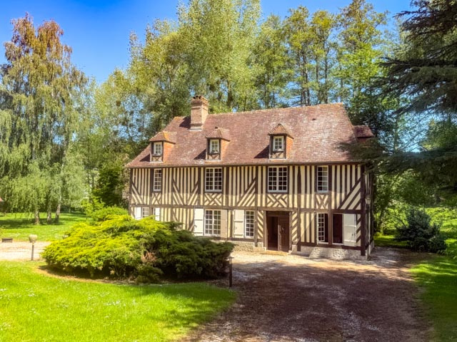 Un beau manoir dans un parc valloné avec ruisseau du Pays d’