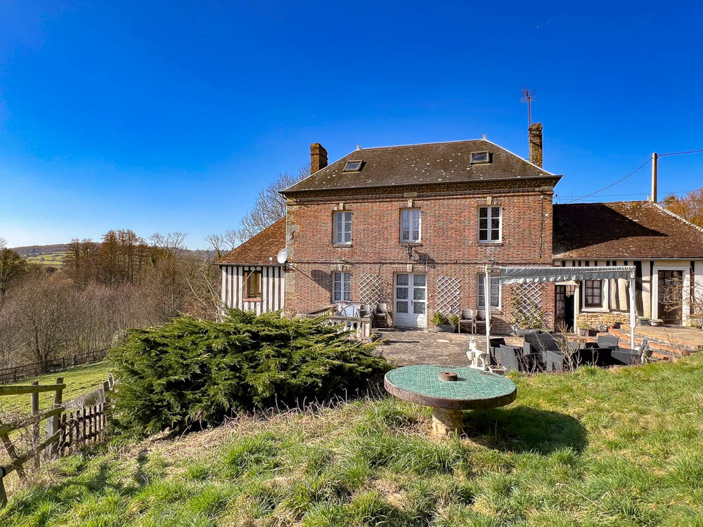 Une maison de maître et maison d’amis dans le creux d’une va
