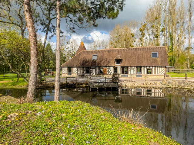 Propriété avec longère rénovée, île en douves, grange à réno