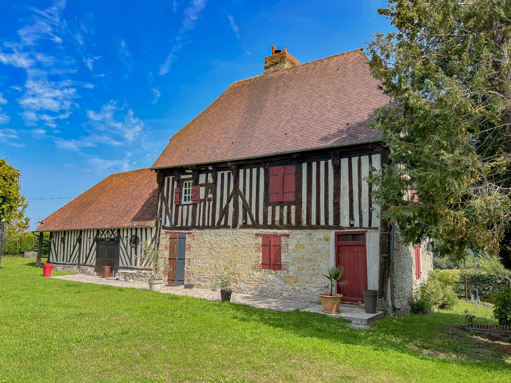 EXCLUSIVITE SOCOGEFIM : Maison en colombages et pierre et br
