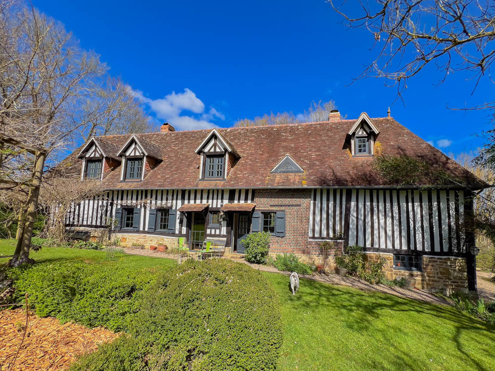 La longère normande rénovée avec goût  dans le calme du Pays