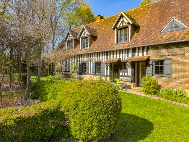La longère normande rénovée avec goût  dans le calme du Pays