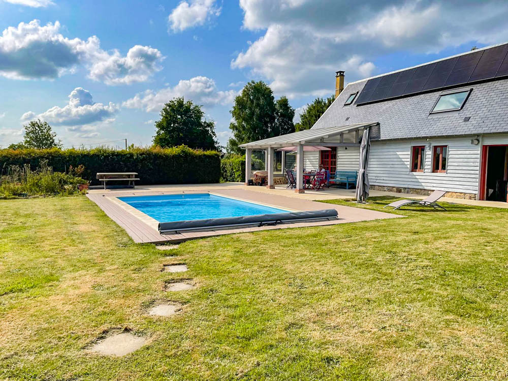 Longère avec pisicine au calme et productrice d’électricité