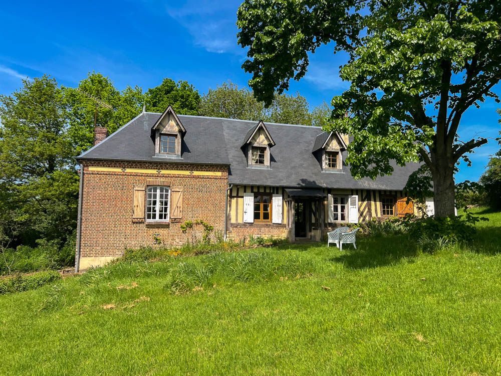 maison en briques et colombages dans un calme absolu