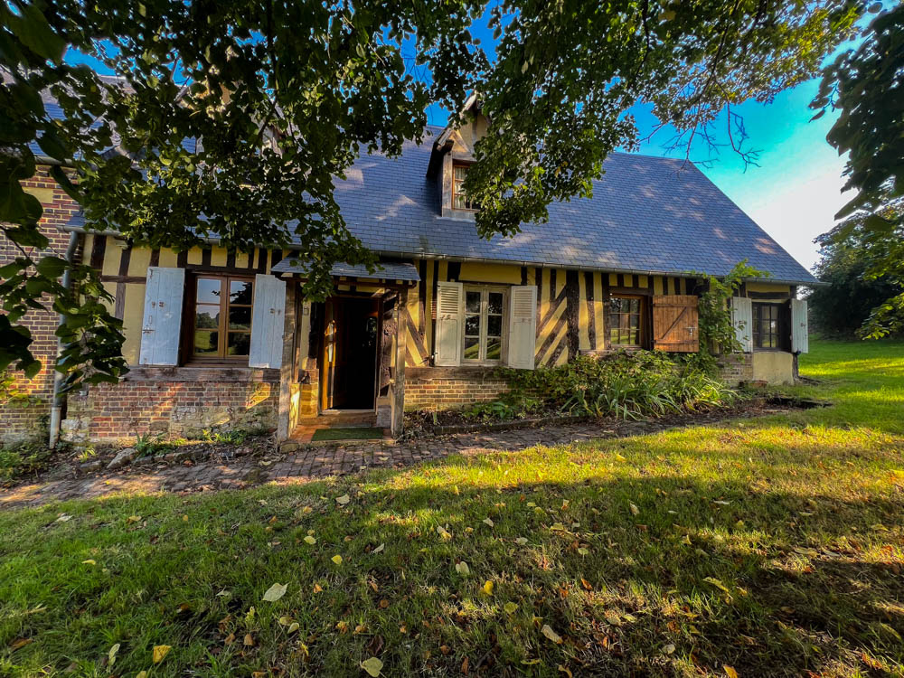 maison en briques et colombages dans un calme absolu