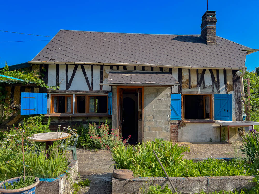 Petite maison dans un grand jardin avec vue.