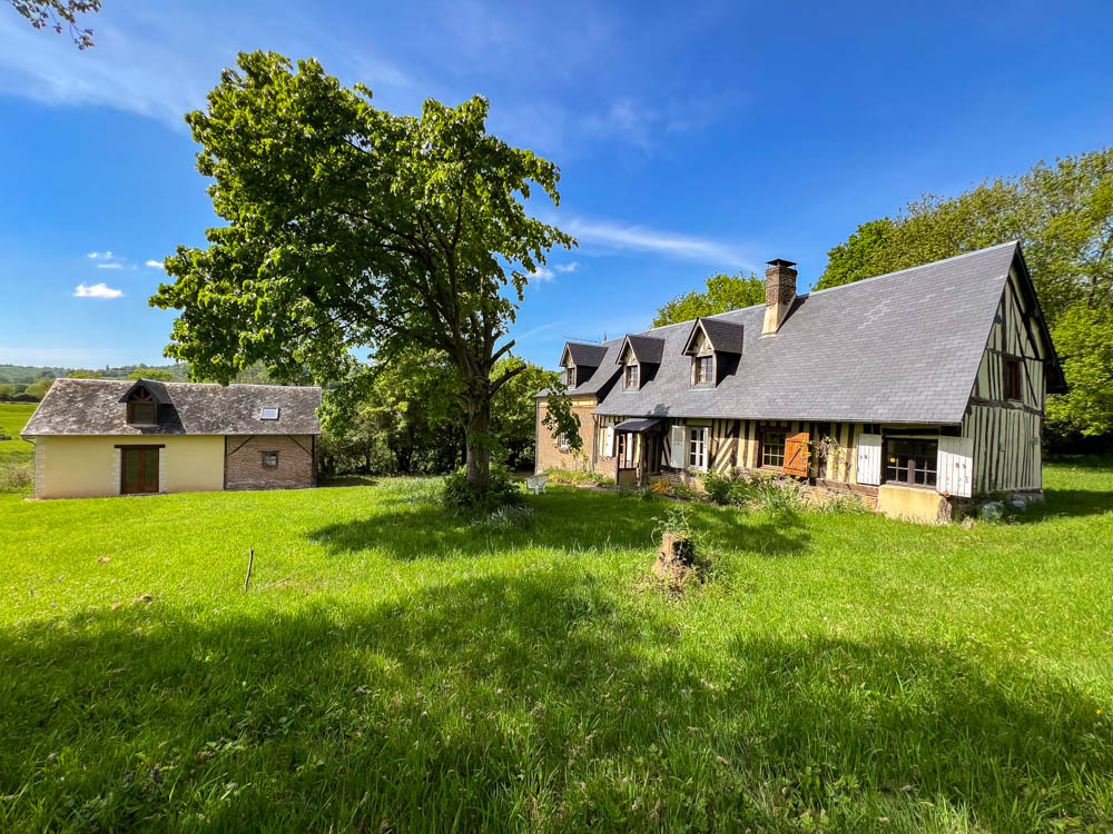 maison en briques et colombages dans un calme absolu