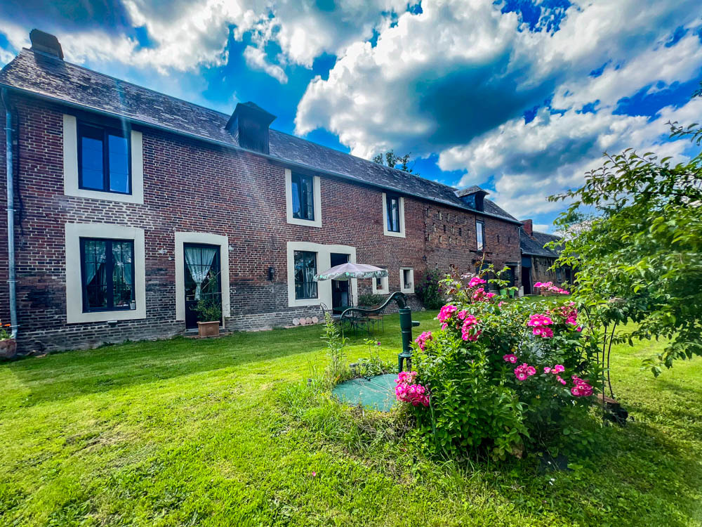 Maison en brique et colombages très bien rénovée