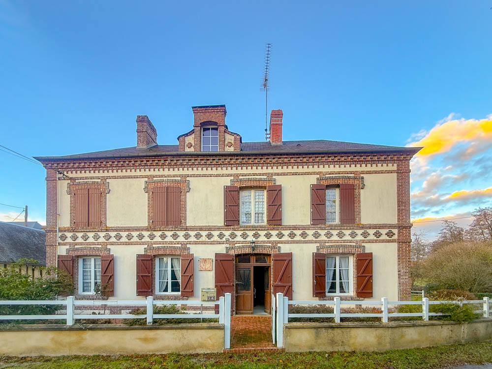 une maison de maître à rénover dans un bourg d’un joli petit