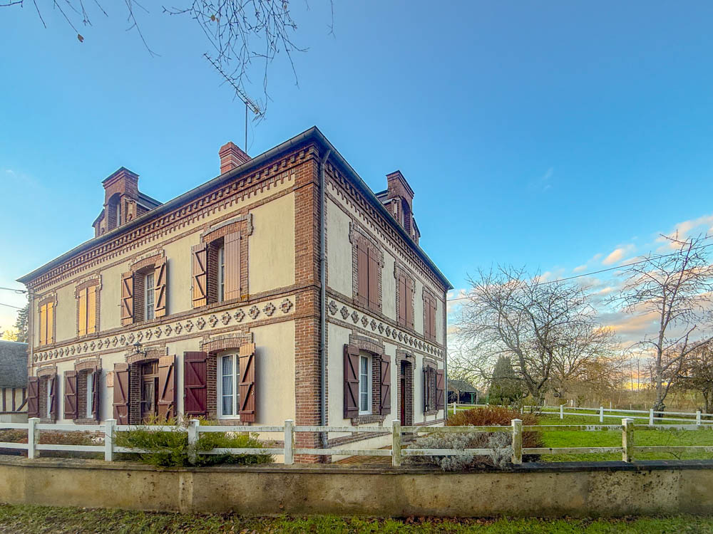 une maison de maître à rénover dans un bourg d’un joli petit