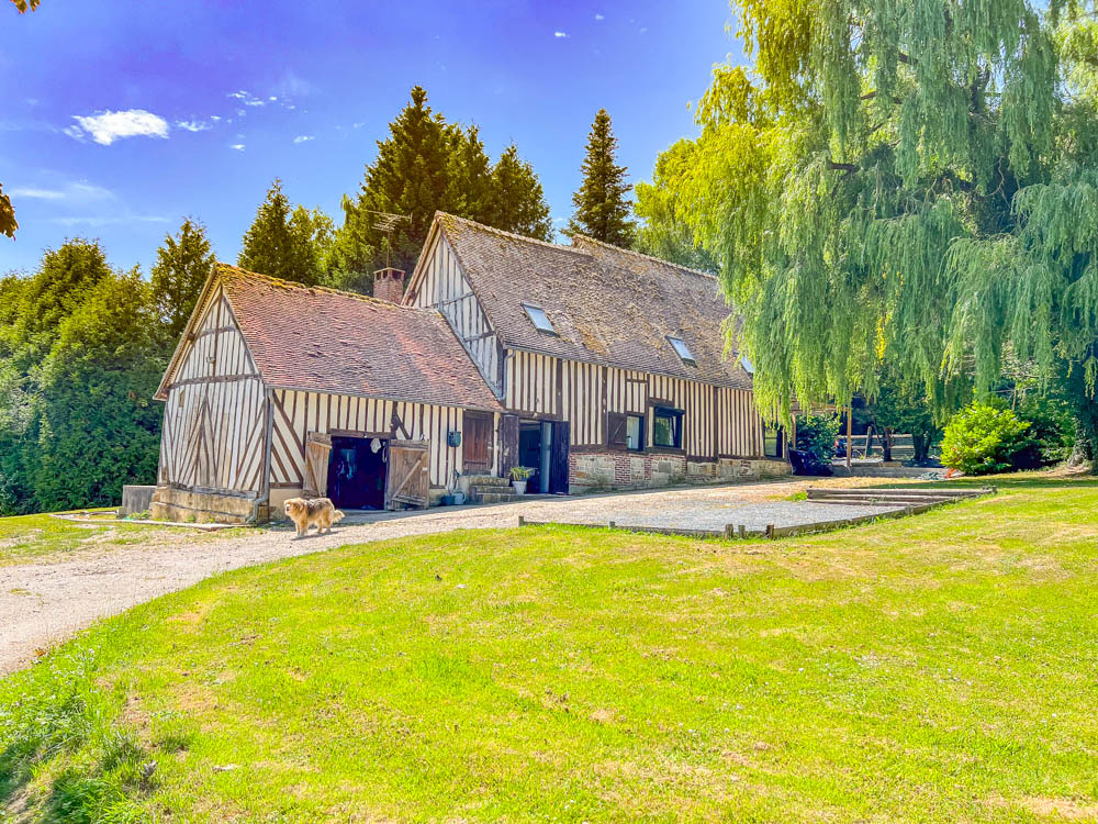Maison à colombages avec vue sur vallée du Pays d’Auge et pe