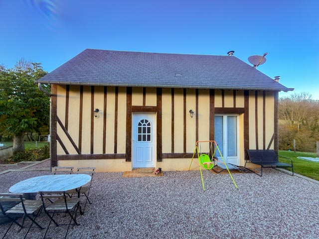 Une petite maison avec pâturage dans une vallée.