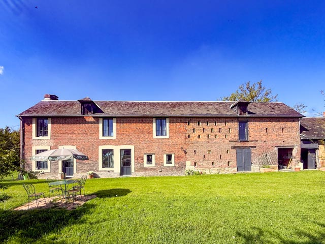 Maison en brique et colombages très bien rénovée