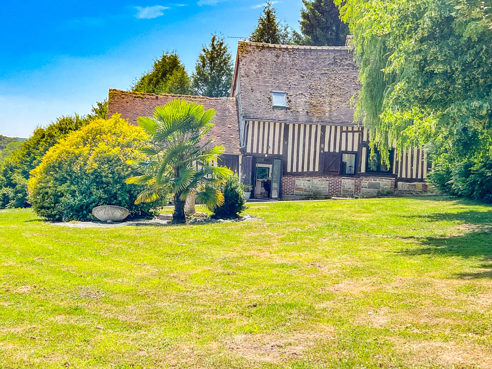 Maison à colombages avec vue sur vallée du Pays d’Auge et pe