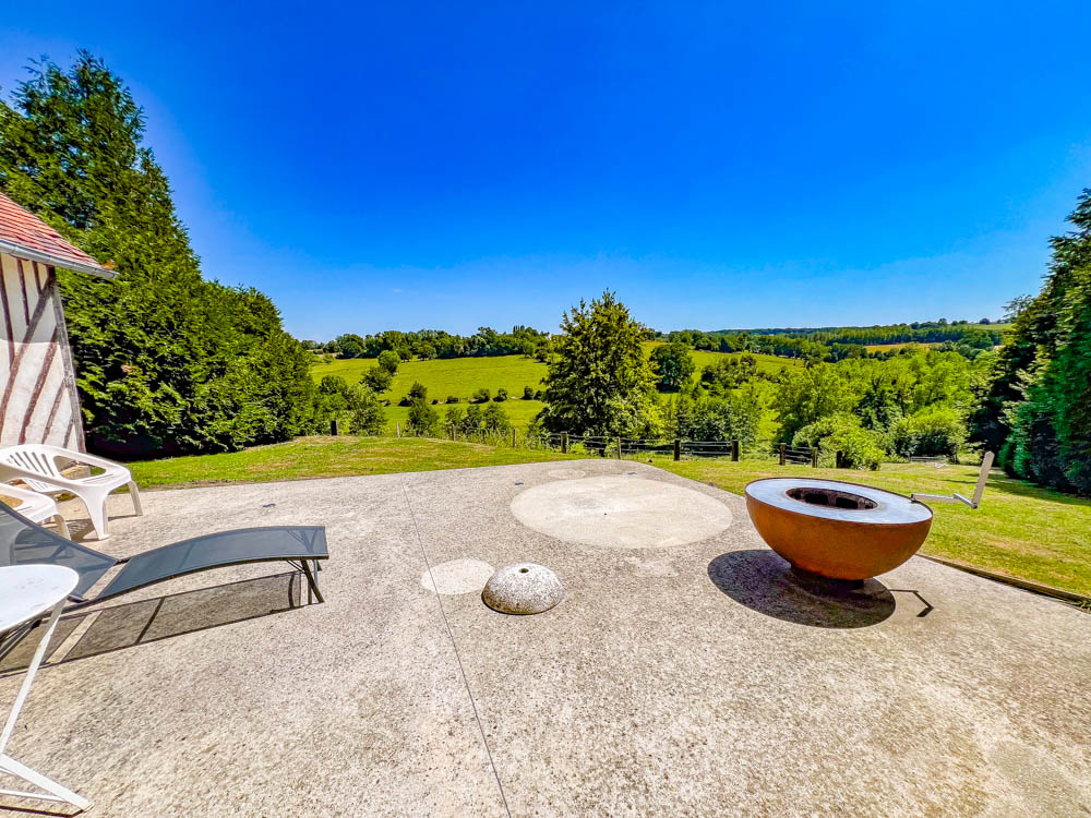 Maison à colombages avec vue sur vallée du Pays d’Auge et pe