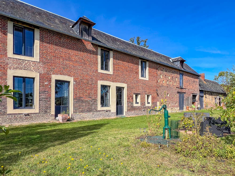 Maison en brique et colombages très bien rénovée
