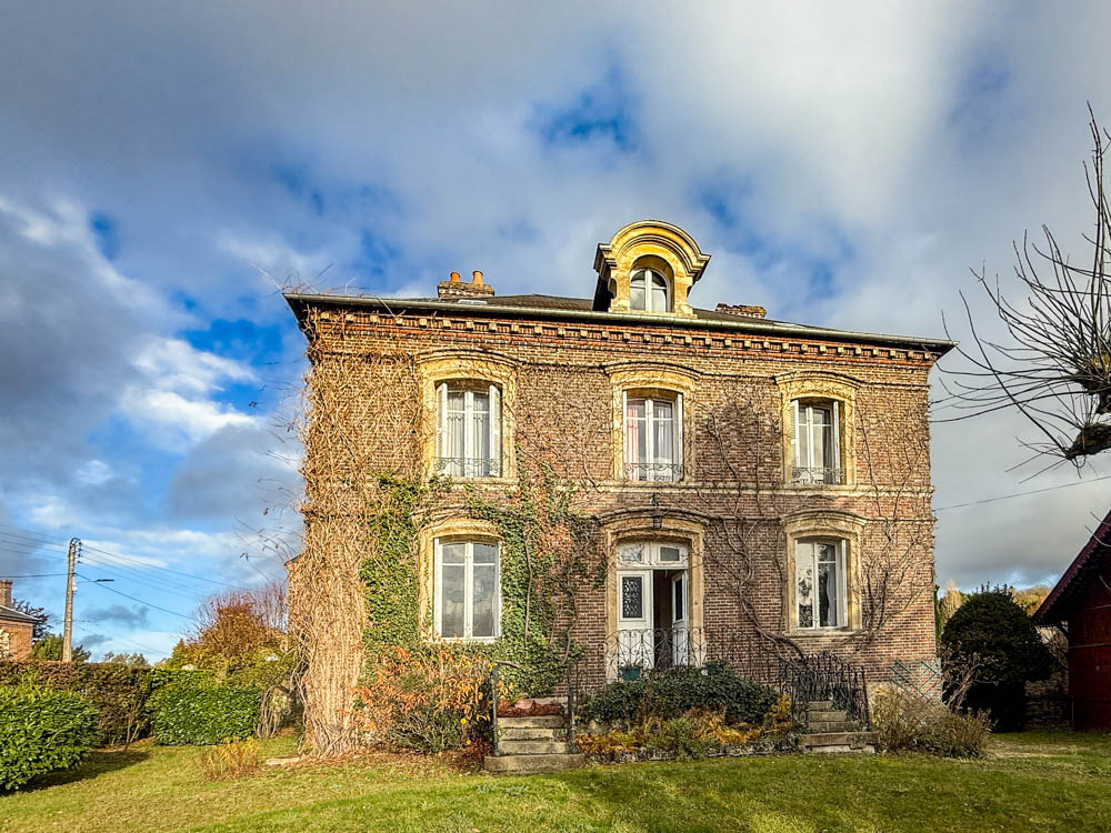 Une élégante maison de maître en centre-ville, la campagne a