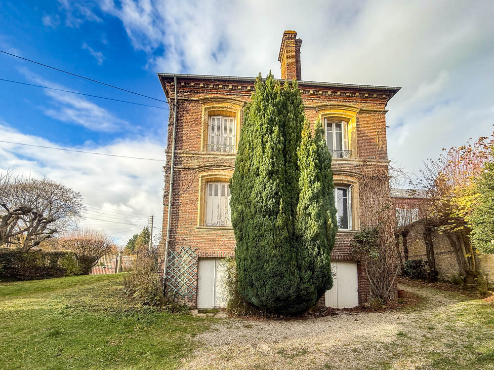 Une élégante maison de maître en centre-ville, la campagne a