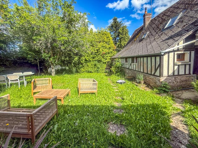 Cottage rénové et dépendances dans un petit village augeron