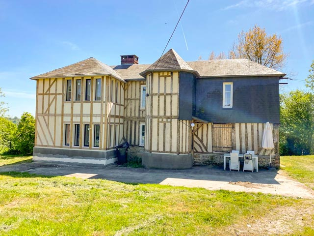 Ancien corps de ferme avec maison colombages rénovée et bâti