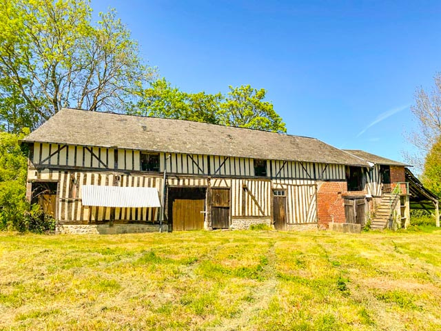 Ancien corps de ferme de 442 m2 avec maison colombages rénov
