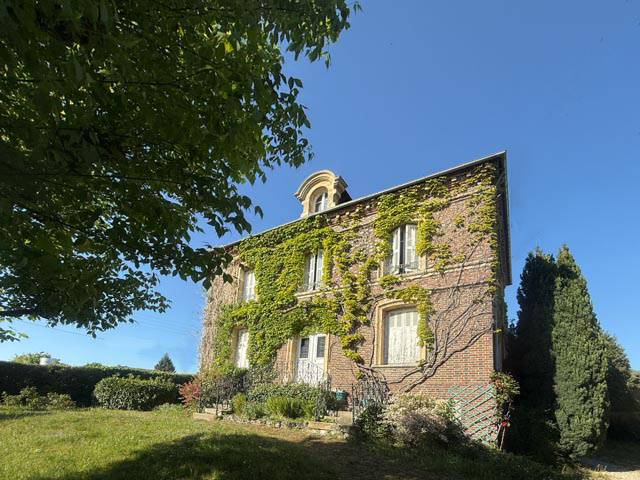 Une élégante maison de maître en centre-ville, la campagne a
