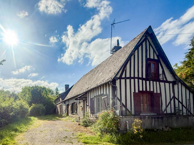 Cottage rénové et dépendances dans un petit village augeron
