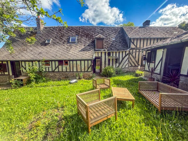 Cottage rénové et dépendances dans un petit village augeron