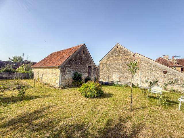 Maison de bourg, ses dépendances, son jardin