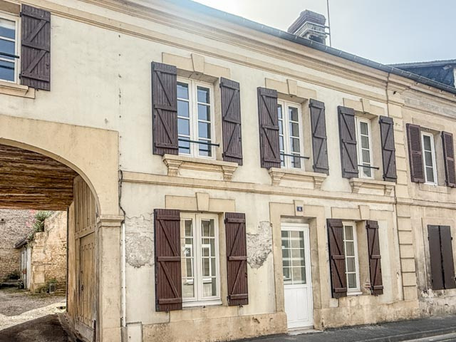 Maison de bourg, ses dépendances, son jardin