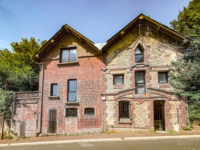 Maison atypique et dépendances troglodytes en Pays d’Auge
