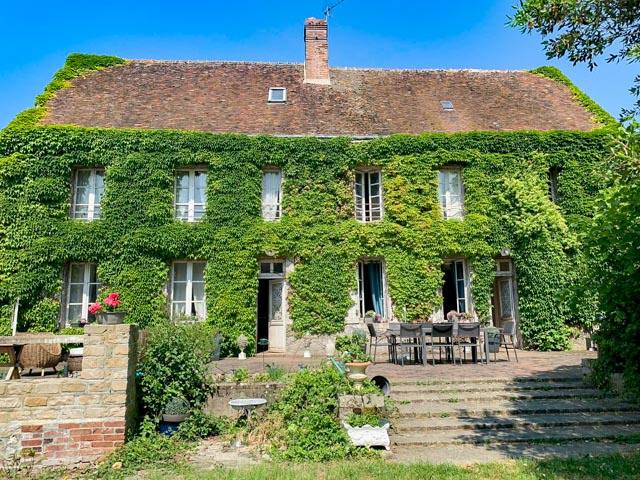 Gentillhommière et haras dans une petite ville du Perche