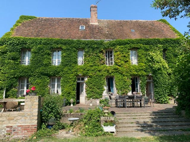 Gentillhommière et haras dans une petite ville du Perche