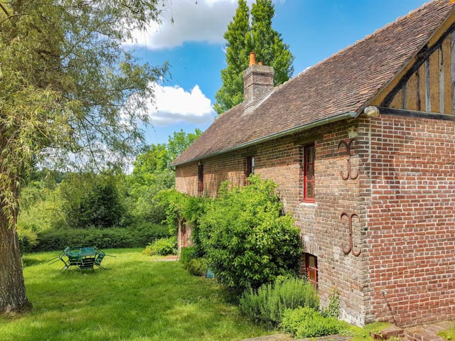 une maison à la campagne proche d’une ville commerçante.