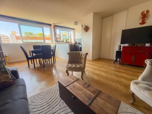 Un deux-trois pièces en hauteur bien situé dans le 18ème arr